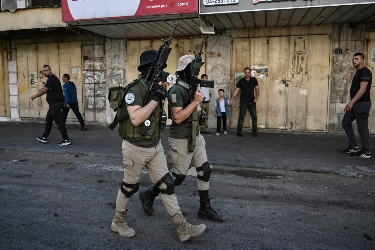 Des combattants palestiniens marchent dans une rue du camp de réfugiés de Jénine, en Cisjordanie occupée, le 10 novembre 2023. (Photo d'Aris Messinis AFP)