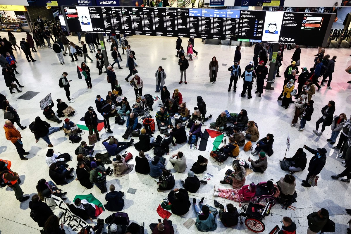 Des manifestants participent à un sit-in à la gare de Waterloo en marge de la "Marche nationale pour la Palestine" dans le centre de Londres, le 11 novembre 2023, pour demander un cessez-le-feu dans le conflit entre Israël et le Hamas. (Photo Henry Nicholls AFP)