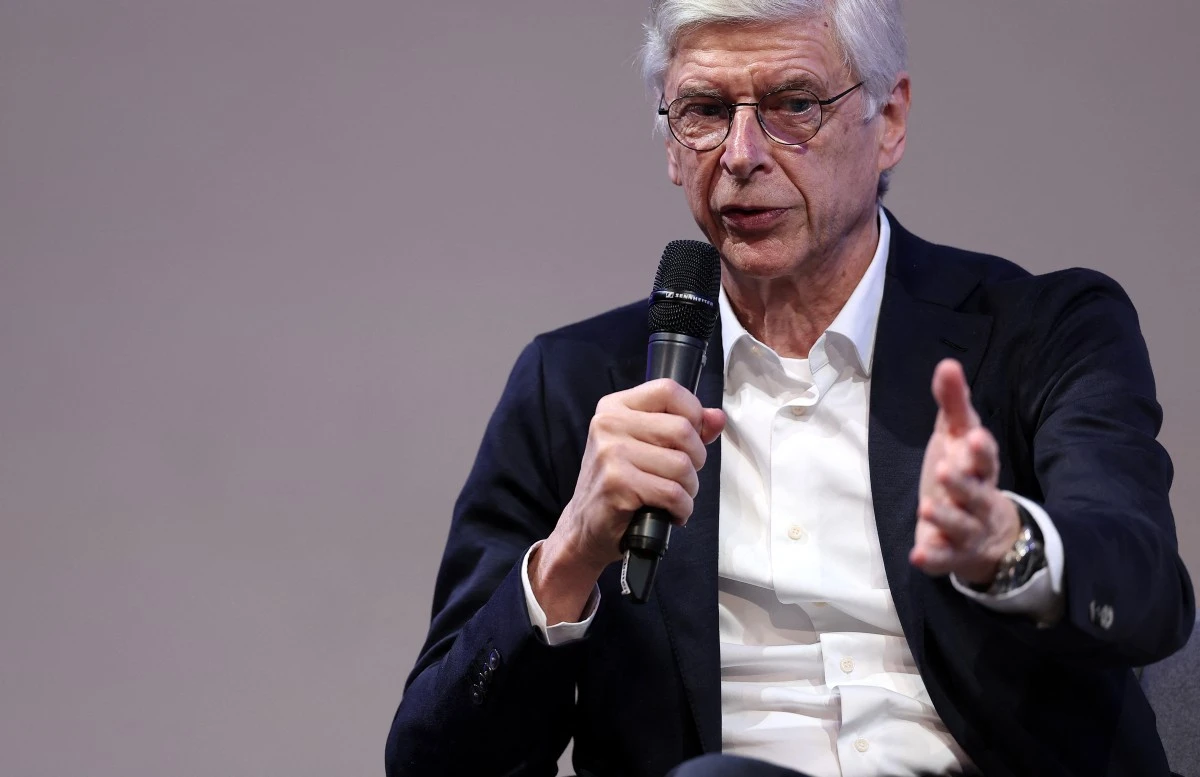 Le Français Arsène Wenger, directeur du développement du football mondial de la FIFA, prononce un discours lors d'un débat marquant les 50 ans du modèle de formation français à Clairefontaine-en-Yvelines, le 14 novembre 2023. (Photo Franck Fife AFP)