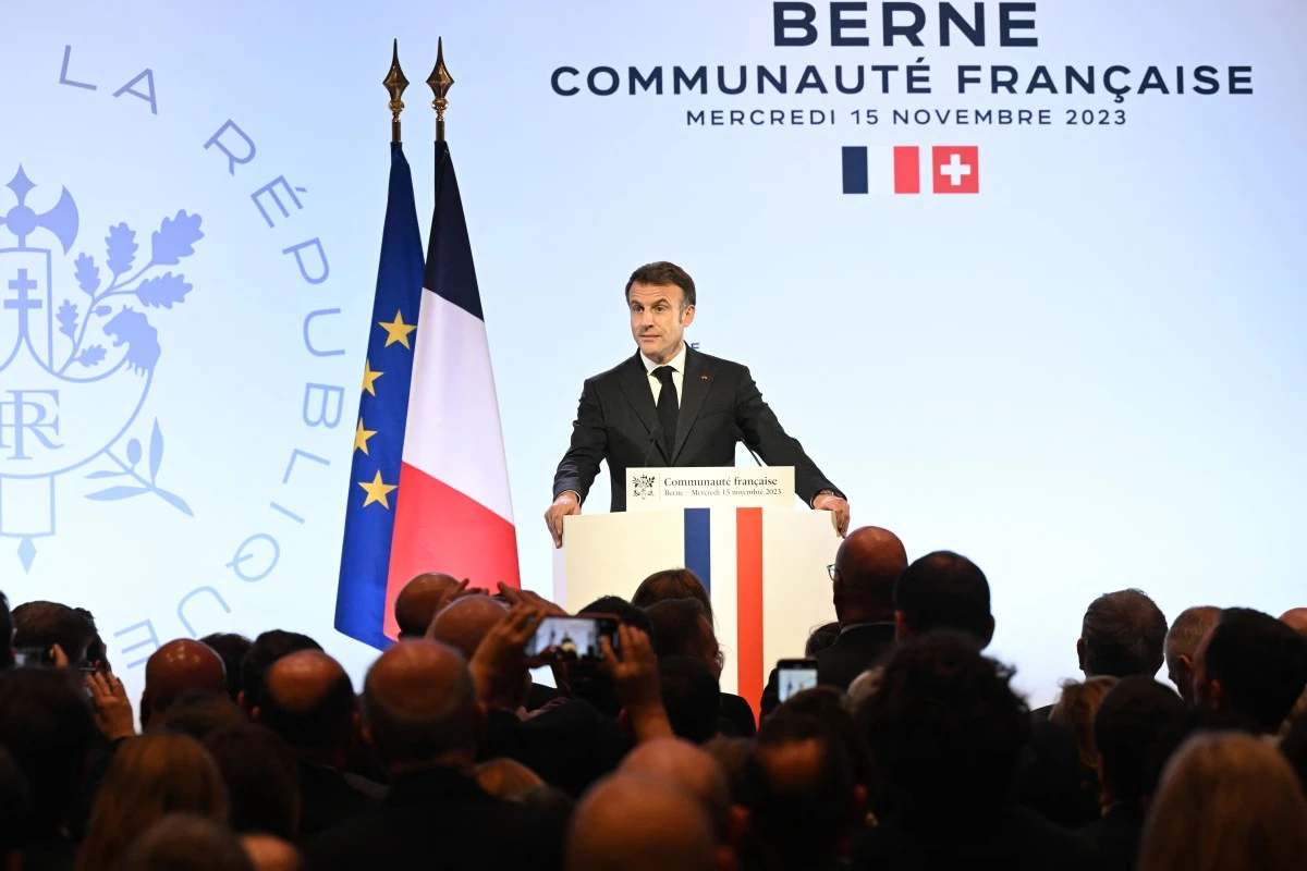 Depuis la Suisse, Macron contre-attaque face aux critiques politiques et diplomatiques
