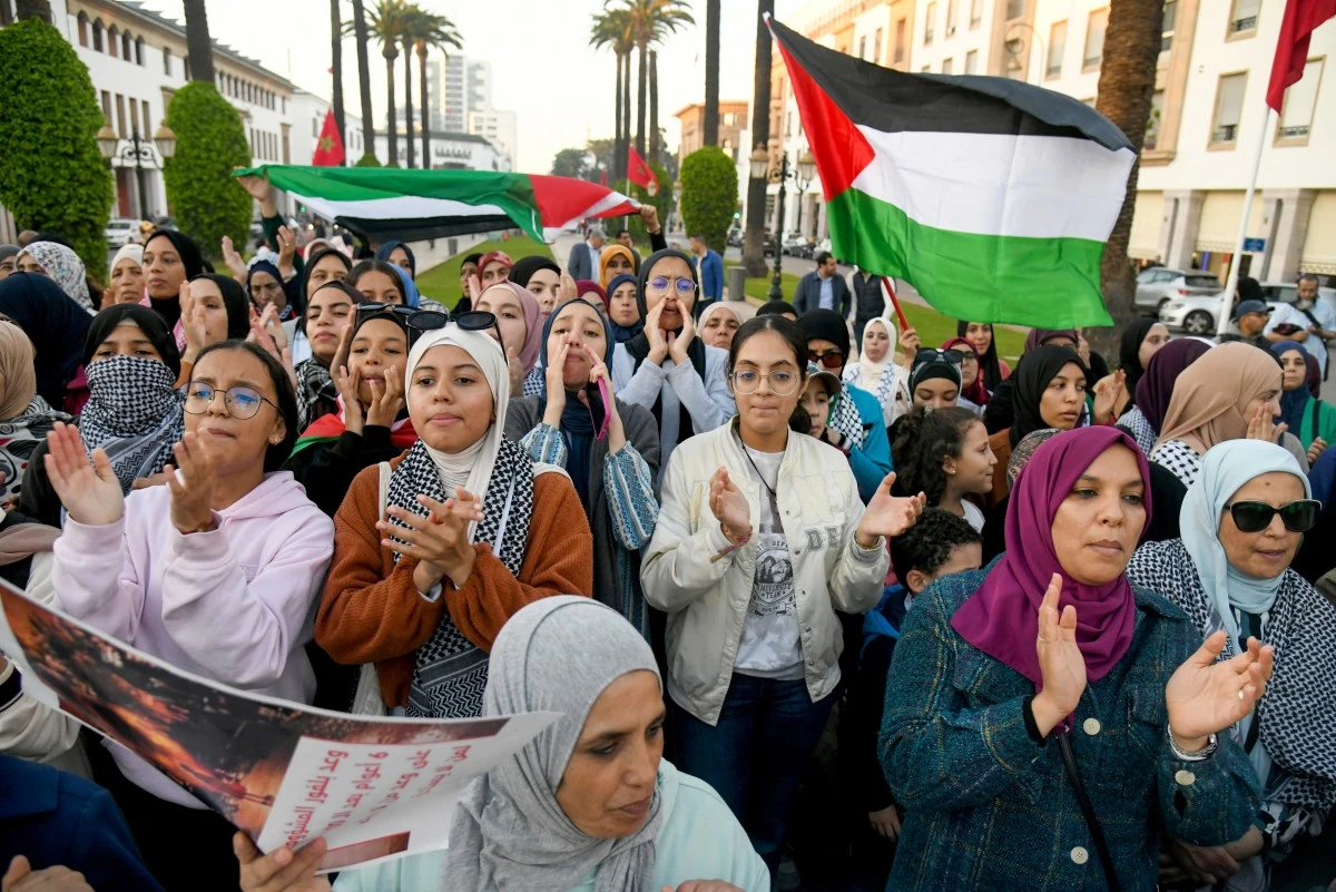Des manifestants scandent des slogans et brandissent des drapeaux palestiniens lors d'une manifestation de solidarité avec le peuple palestinien en Cisjordanie et dans la bande de Gaza, occupées par Israël, à Rabat, capitale du Maroc, le 16 novembre 2023, alors que les combats se poursuivent entre Israël et le groupe militant Hamas. (Photo AFP)