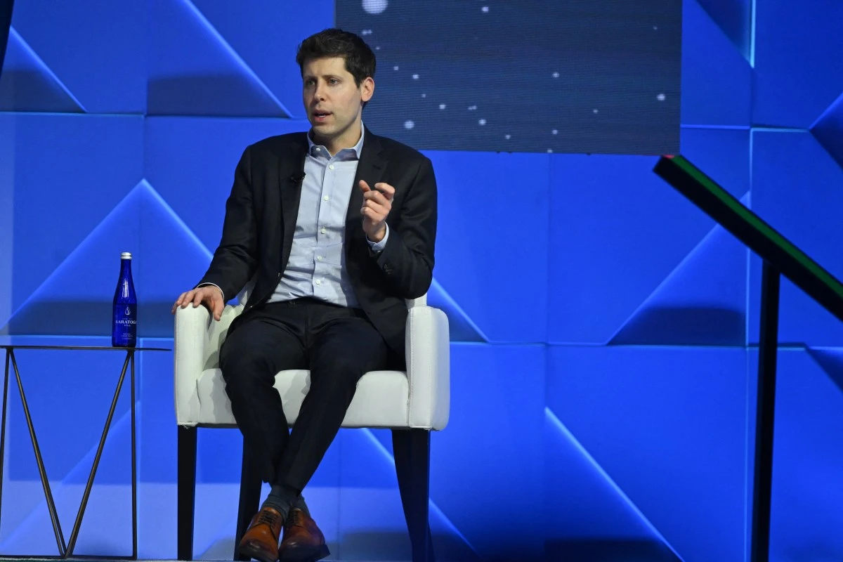 Microsoft annonce embaucher l'ancien patron d'OpenAI Sam Altman