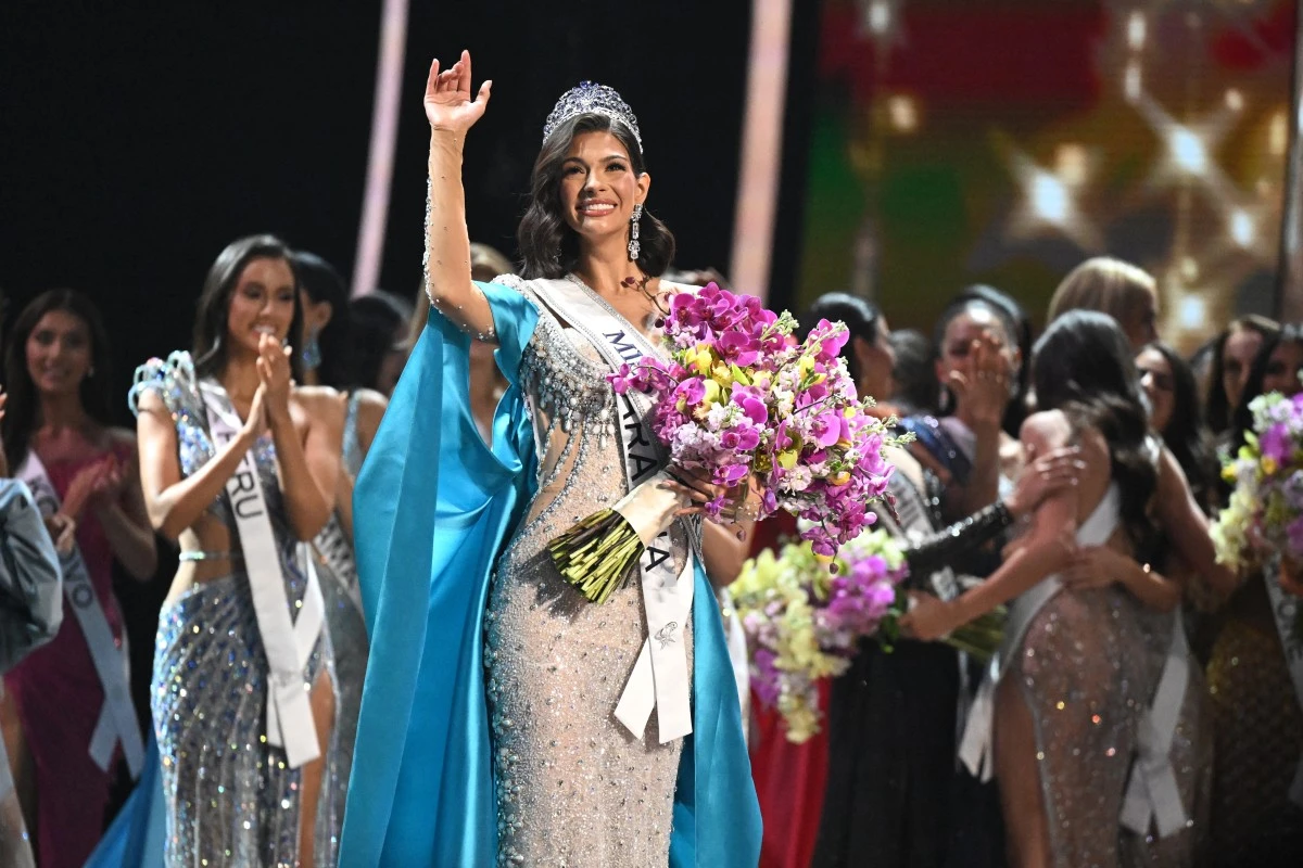 La nouvelle Miss Univers 2023, Sheynnis Palacios du Nicaragua, salue après avoir remporté la 72e édition du concours Miss Univers, à San Salvador, le 18 novembre 2023. (Photo Marvin Recinos AFP)
