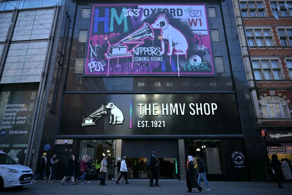Des piétons passent devant le magasin HMV d'Oxford Street, dans le centre de Londres, le 23 novembre 2023. Le détaillant de musique HMV s'apprête à rouvrir les portes de son magasin phare d'Oxford Street le 24 novembre. (Photo par Ben Stansall AFP)