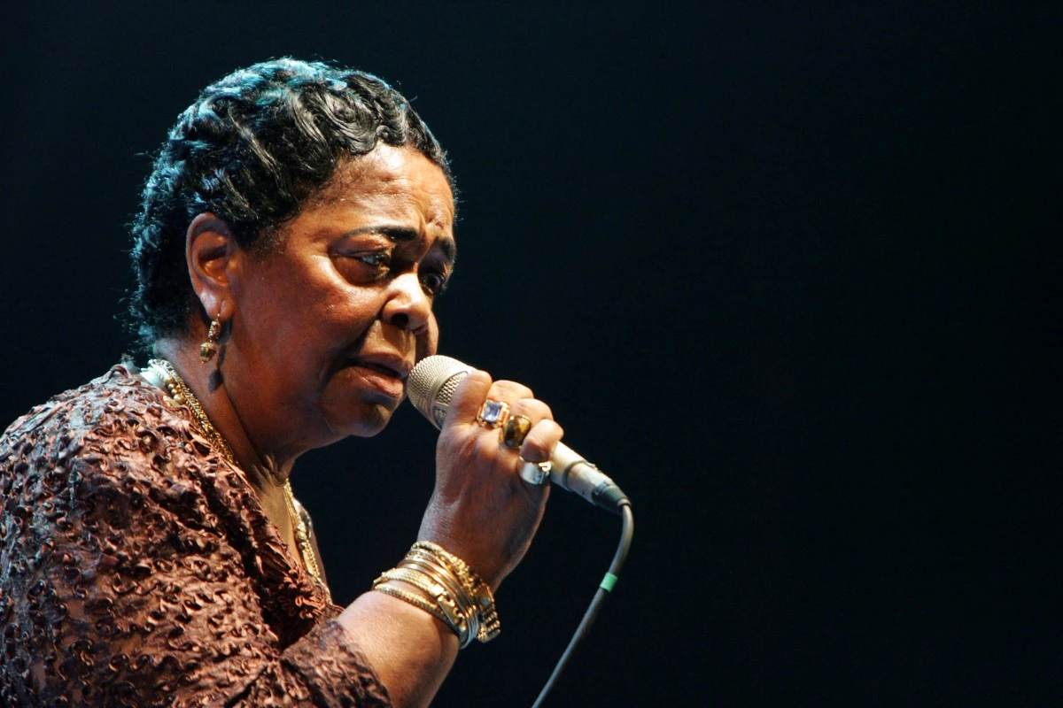 La chanteuse capverdienne Cesaria Evora se produit sur la "scène principale" lors de la deuxième soirée du festival Sziget, sur l'île Hajogyar (chantier naval) à Budapest, en Hongrie, le 9 août 2007. (Photo Attila Kisbenedek AFP)