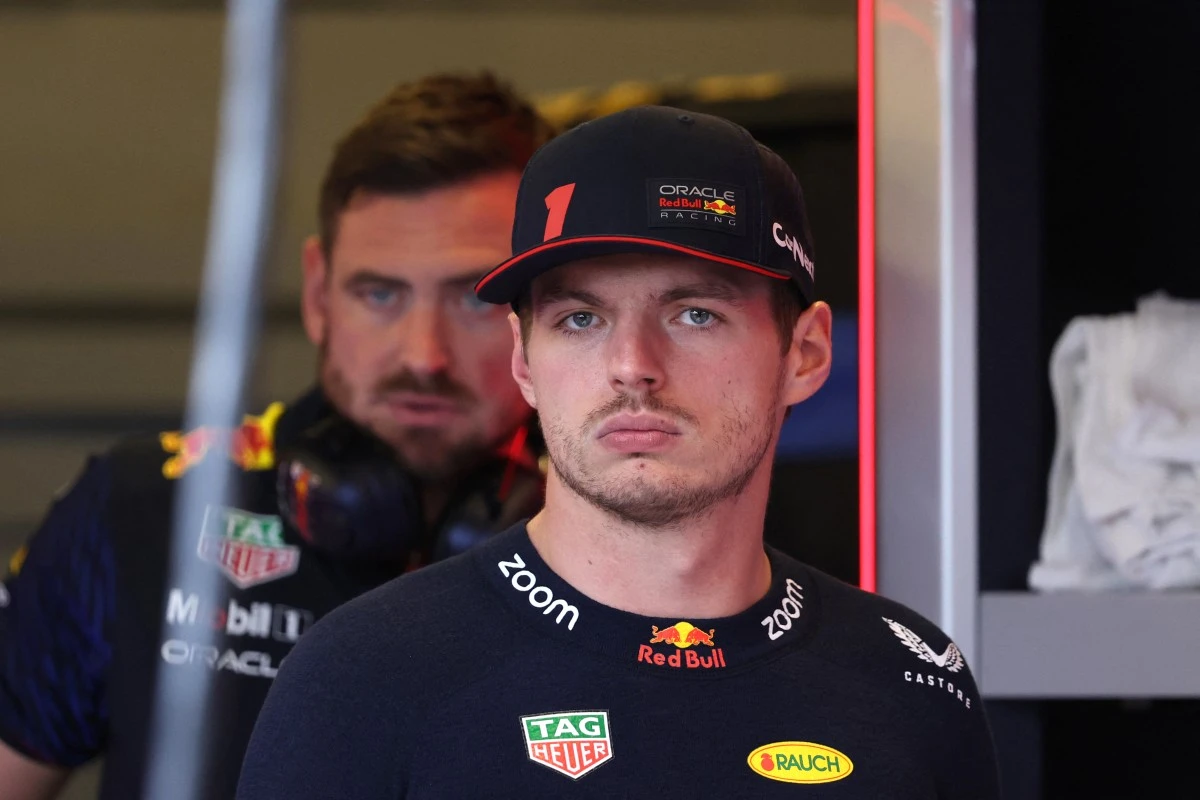 Le pilote néerlandais de Red Bull Racing, Max Verstappen, regarde après la séance de qualification du Grand Prix de Formule 1 d'Abou Dhabi sur le circuit de Yas Marina, dans la ville émiratie, le 25 novembre 2023. (Photo Ali Haider AFP)