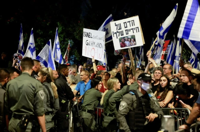En Israël, des milliers de manifestants accentuent la pression sur Netanyahou