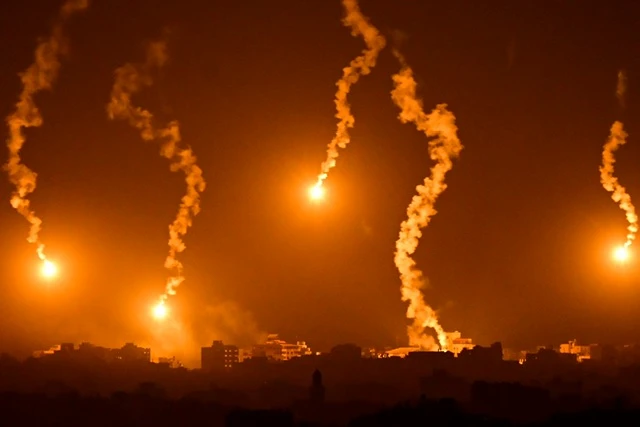 Frappes israéliennes intenses à Gaza, la Jordanie largue de l'aide humanitaire