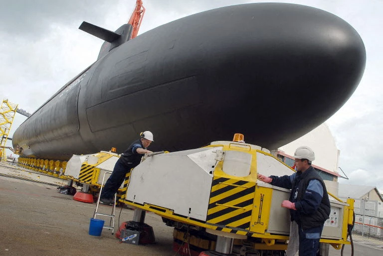 Photo prise le 20 mars 2008 sur le site de la DCNS à Cherbourg, du sous-marin nucléaire lanceur d'engin de nouvelle génération (SNLE-NG)Le Terrible, qui sera le premier à disposer du missile balistique M-51. (Photo Jean-Paul Barbier AFP)