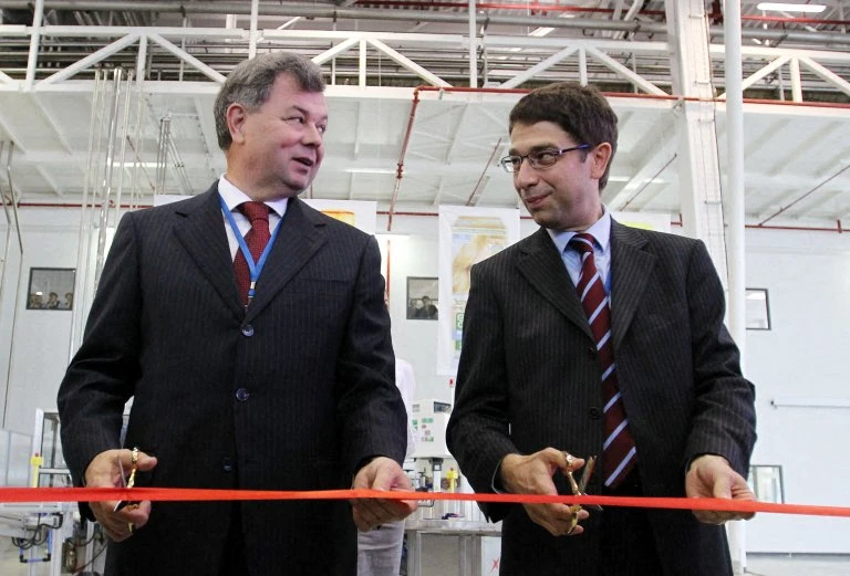 Le gouverneur de la région russe de Kaluga, Anatoly Artamonov (à gauche) et le directeur de l'usine de L'Oréal en Russie, Pierre Aller (à droite), coupent le ruban lors de la cérémonie d'ouverture de la première usine russe de L'Oréal à l'extérieur de Kaluga, à quelque 85 kilomètres de Moscou, le 23 septembre 2010. (Photo Alexey Sazonov AFP)