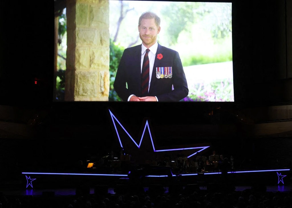Le prince Harry, duc de Sussex, apparaît sur scène dans un message vidéo lors de la 17e soirée annuelle Stand Up For Heroes Benefit présentée par la Fondation Bob Woodruff et le NY Comedy Festival au David Geffen Hall le 06 novembre 2023 à New York. (Photo Mike Coppola, Getty Images North America, Getty Images via AFP)