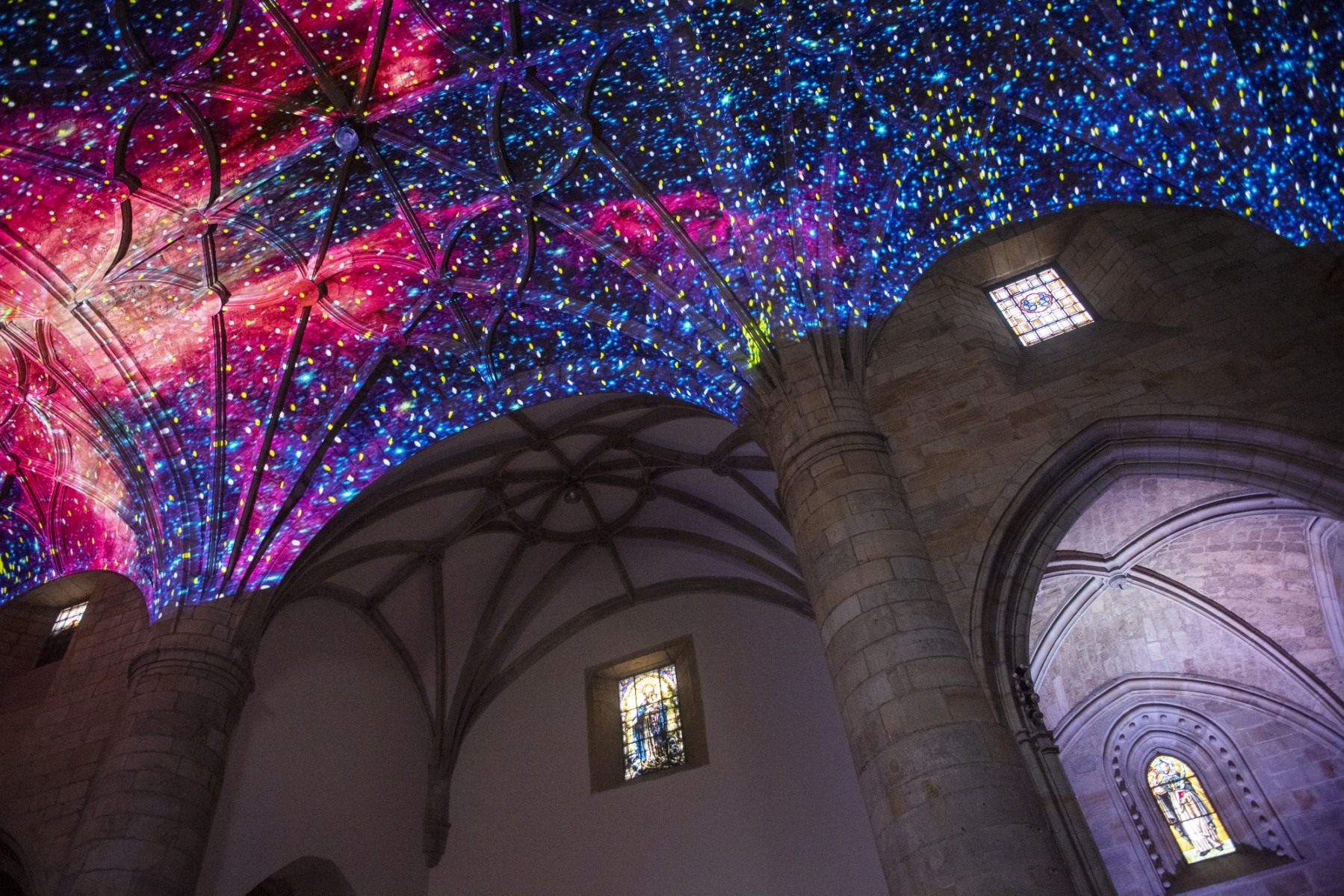 Cette photographie montre l'installation numérique générative "Celestial Vaults" de l'artiste mexicain Miguel Chevalier projetée sur les voûtes de l'église de l'Incarnation pendant la "Gau Zuria" (nuit blanche) dans la ville basque espagnole de Bilbao le 17 juin 2022. (Photo par Ander Gillenea AFP)
