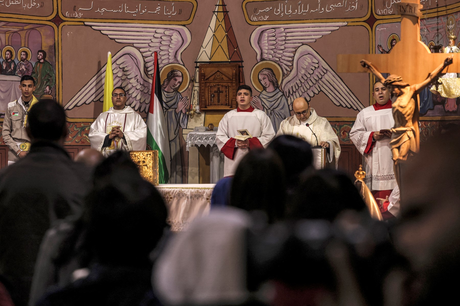 Des diacres chantent pendant le service de la veille de Noël à l'église catholique romaine de la Sainte Famille dans la ville de Gaza, le 24 décembre 2022. (Photo Mahmud Hams AFP)