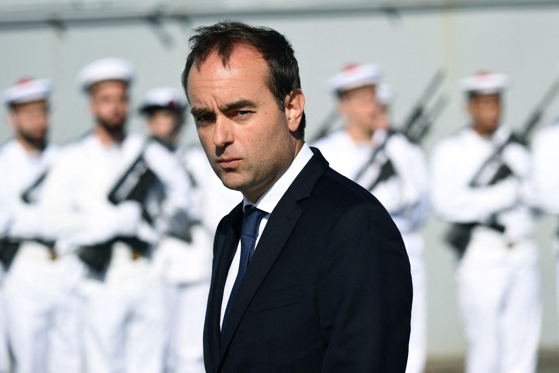 Le ministre français des Armées Sébastien Lecornu passe en revue les troupes de la marine française à bord du porte-hélicoptères "Dixmude" à l'arsenal de Toulon, le 31 août 2023. (Photo Christophe Simon AFP)