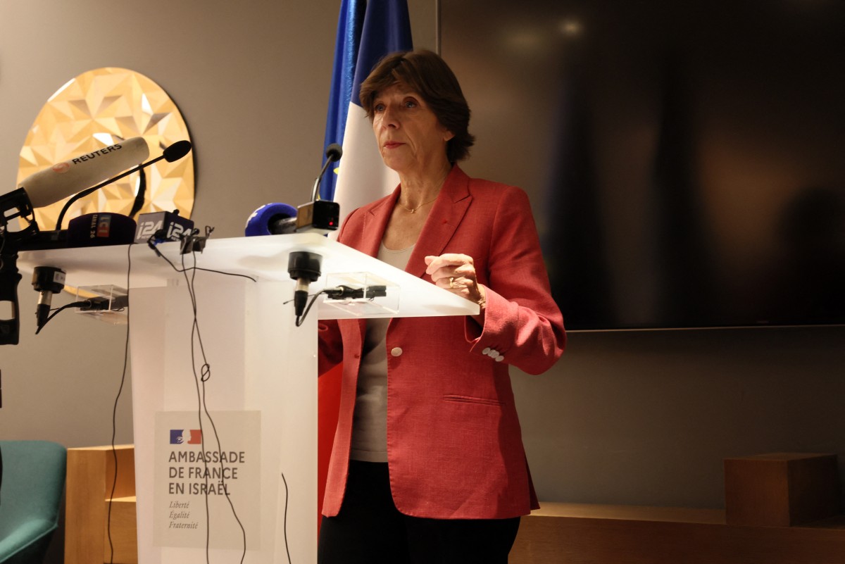 La ministre française des Affaires étrangères, Catherine Colonna, donne une conférence de presse à l'aéroport Ben Gourion, près de Tel Aviv, avant son départ d'Israël, le 15 octobre 2023. (Photo Alain Jocard AFP)