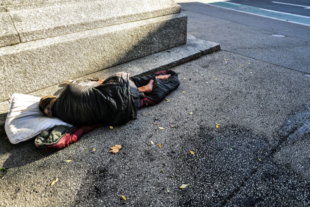 Familles à la rue: associations et élus réclament 10 000 nouvelles places d'hébergement d'urgence