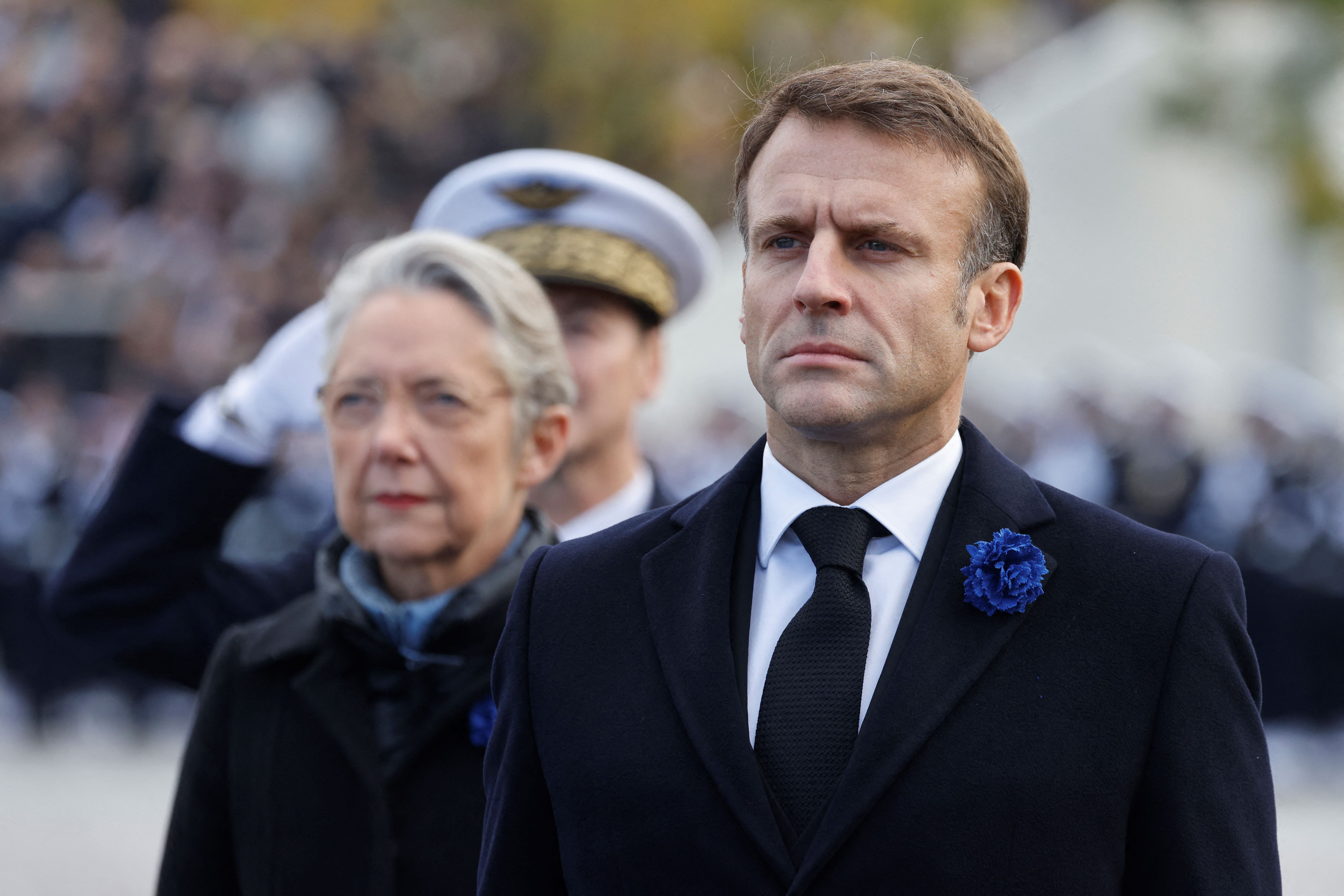 Confiance: Macron et Borne en baisse, sauf à droite avec la loi immigration