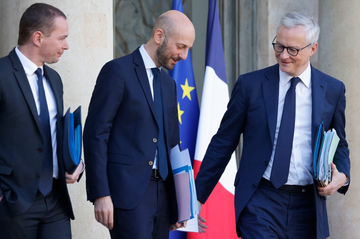 (De gauche à droite) Le ministre français du Travail Olivier Dussopt, le ministre français de la Transformation et des Services publics Stanislas Guerini et le ministre français des Finances Bruno Le Maire quittent le palais présidentiel de l'Elysée après le conseil des ministres hebdomadaire à Paris, le 22 novembre 2023. (Photo Ludovic Marin AFP)