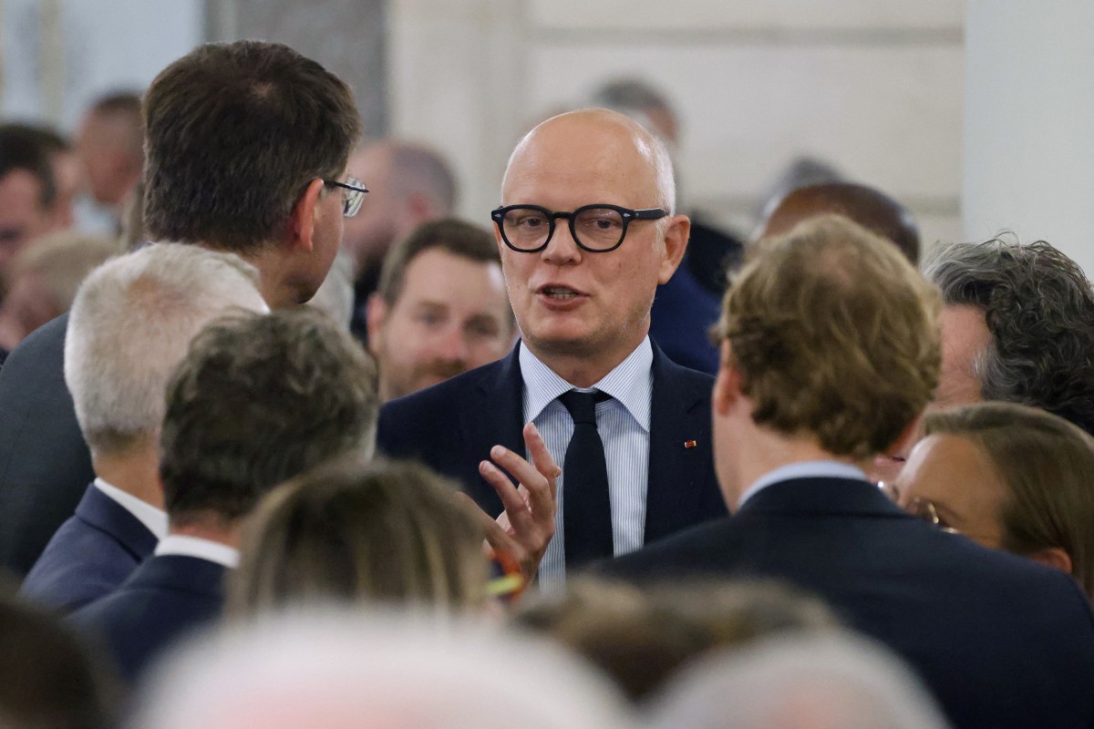 Le maire du Havre et ancien Premier ministre français Edouard Philippe (au centre) s'entretient avec les participants lors d'une réception avec les maires de France au Palais de l'Elysée, en marge de la 105e session du Congrès des maires organisée par l'Association des maires de France (AMF), à Paris, le 22 novembre 2023. (Photo Ludovic Marin, Pool AFP)
