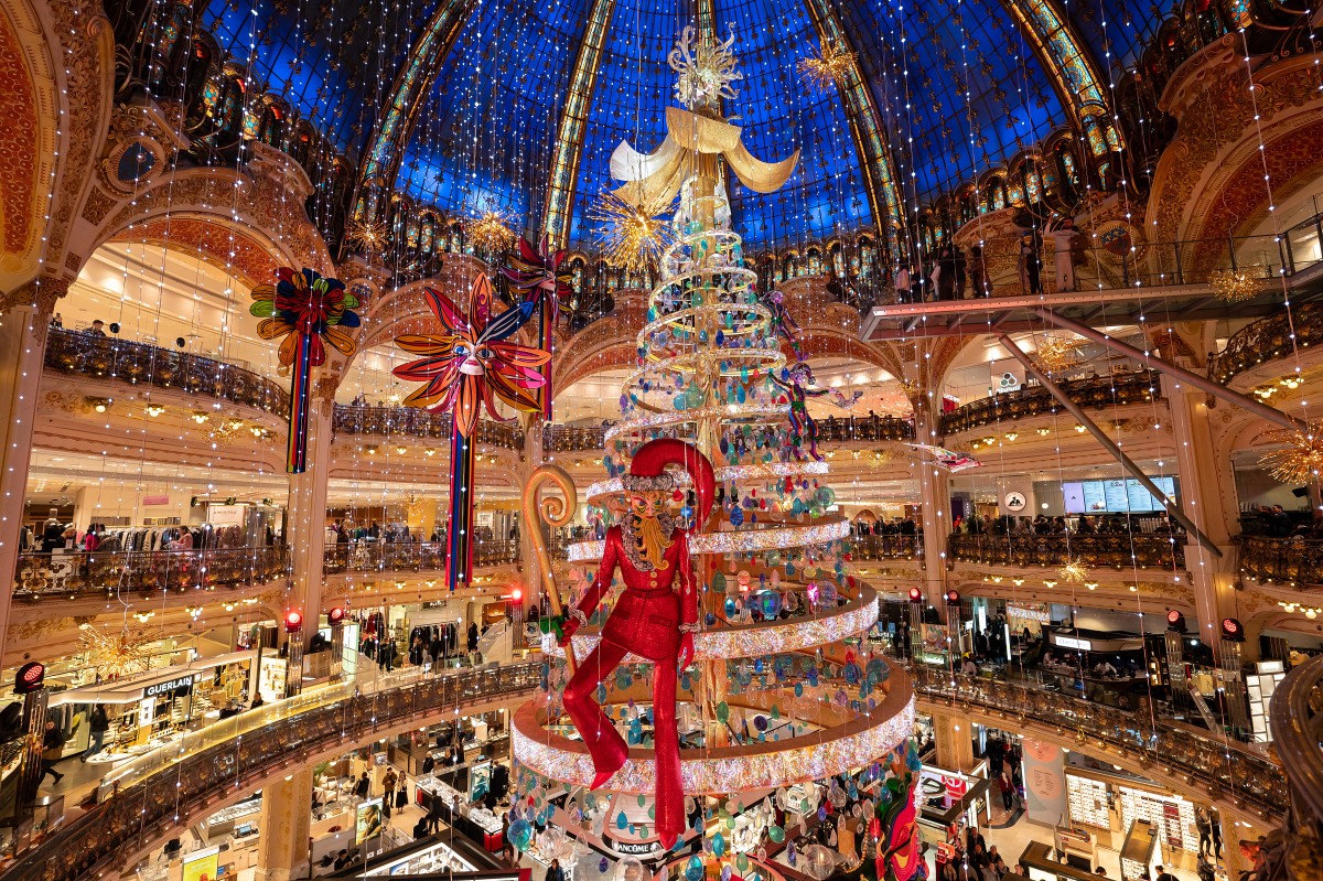À Paris, la magie de Noël fait son apparition dans les vitrines des grands magasins