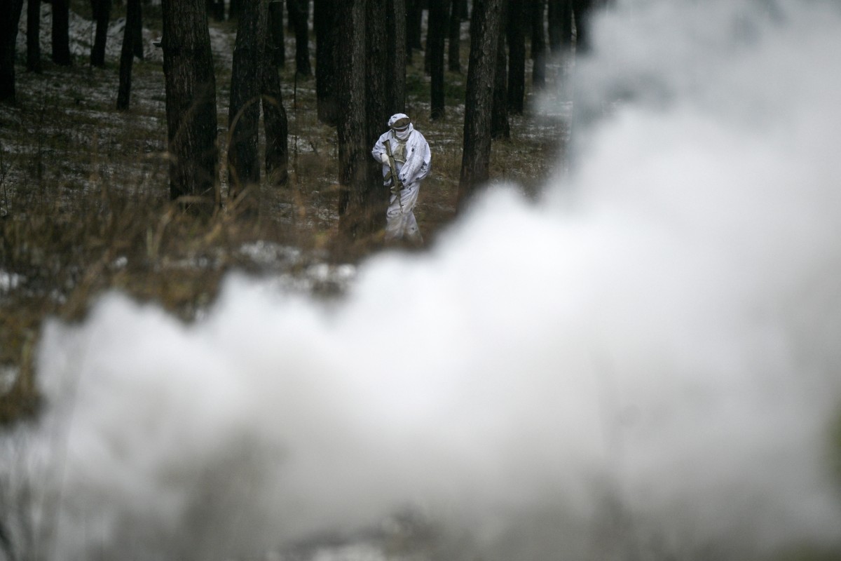 Un soldat ukrainien de la 43e brigade mécanisée en tenue de camouflage participe à un entraînement militaire dans un lieu non divulgué de la région de Kharkiv, le 1er décembre 2023, dans le contexte de l'invasion russe de l'Ukraine. (Photo Genya Savilov AFP)