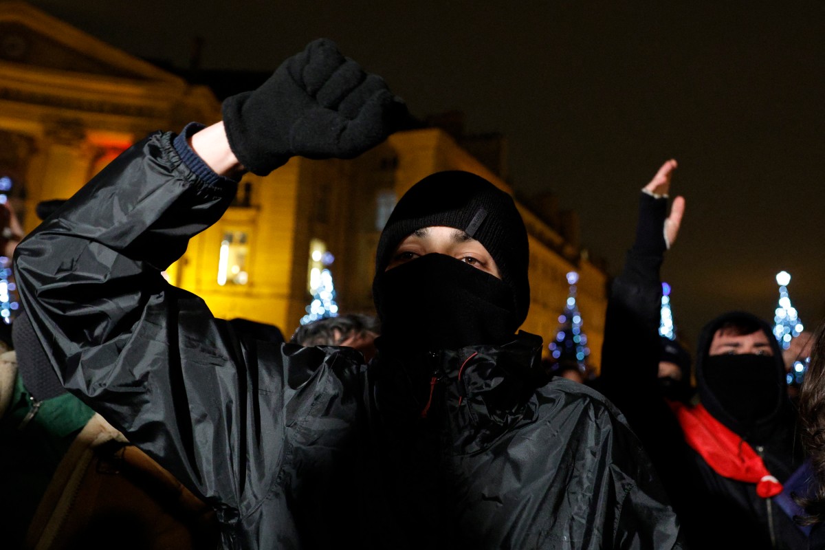 Un manifestant lève le poing lors d'un rassemblement appelé par le groupe d'ultra-droite français "Les Natifs" place du Panthéon à Paris le 1er décembre 2023, pour rendre hommage à Thomas, un adolescent décédé le 19 novembre 2023 à Crépol après avoir été blessé à l'arme blanche lors d'un bal dans ce petit village de la Drôme. (Photo Geoffroy Van Der HASSELT AFP)