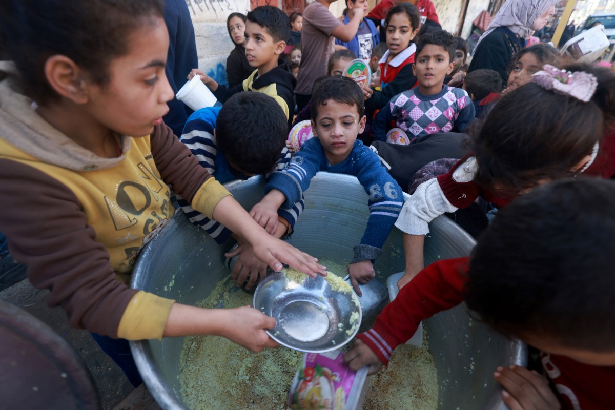 A Gaza, restaurer d'antiques réchauds en laiton pour la cuisine