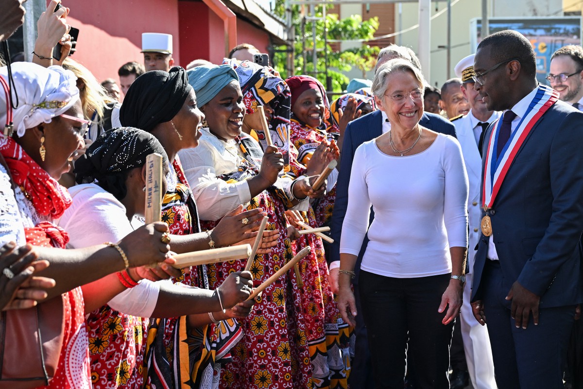 A Mayotte, Borne promet plus de moyens pour contrer l'insécurité