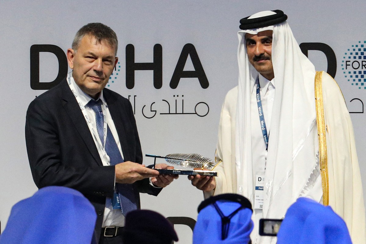 Le commissaire général de l'UNRWA, Philippe Lazzarini (à gauche), reçoit un prix de l'émir du Qatar, Cheikh Tamim bin Hamad Al-Thani (à droite), lors de la session d'ouverture du Forum de Doha, dans la capitale qatarie, le 10 décembre 2023. (Photo Salim Matramkot AFP)