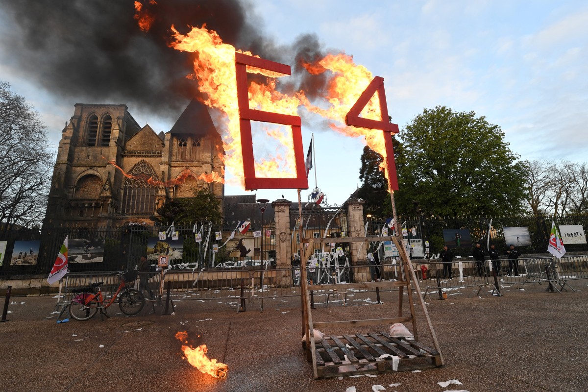 Retraites: une réforme adoptée au forceps malgré une mobilisation massive
