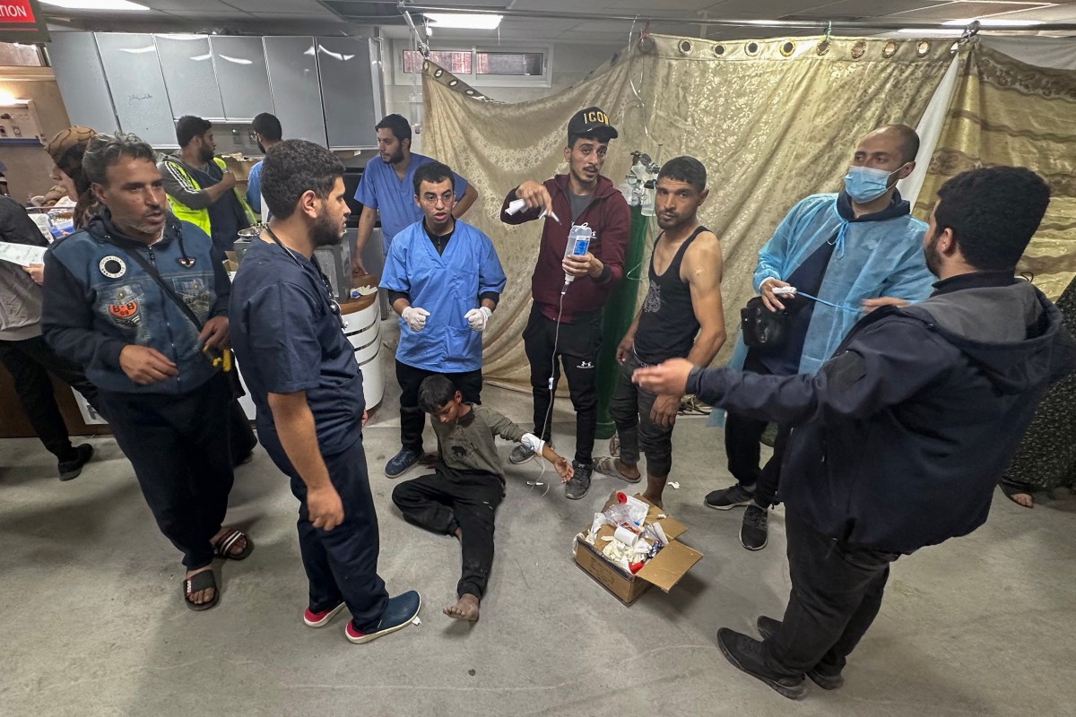 Des médecins soignent un jeune blessé à l'hôpital Al-Shifa de Gaza le 10 décembre 2023, alors que les combats se poursuivent entre Israël et le groupe militant Hamas dans le territoire palestinien. (Photo de l'AFP)
