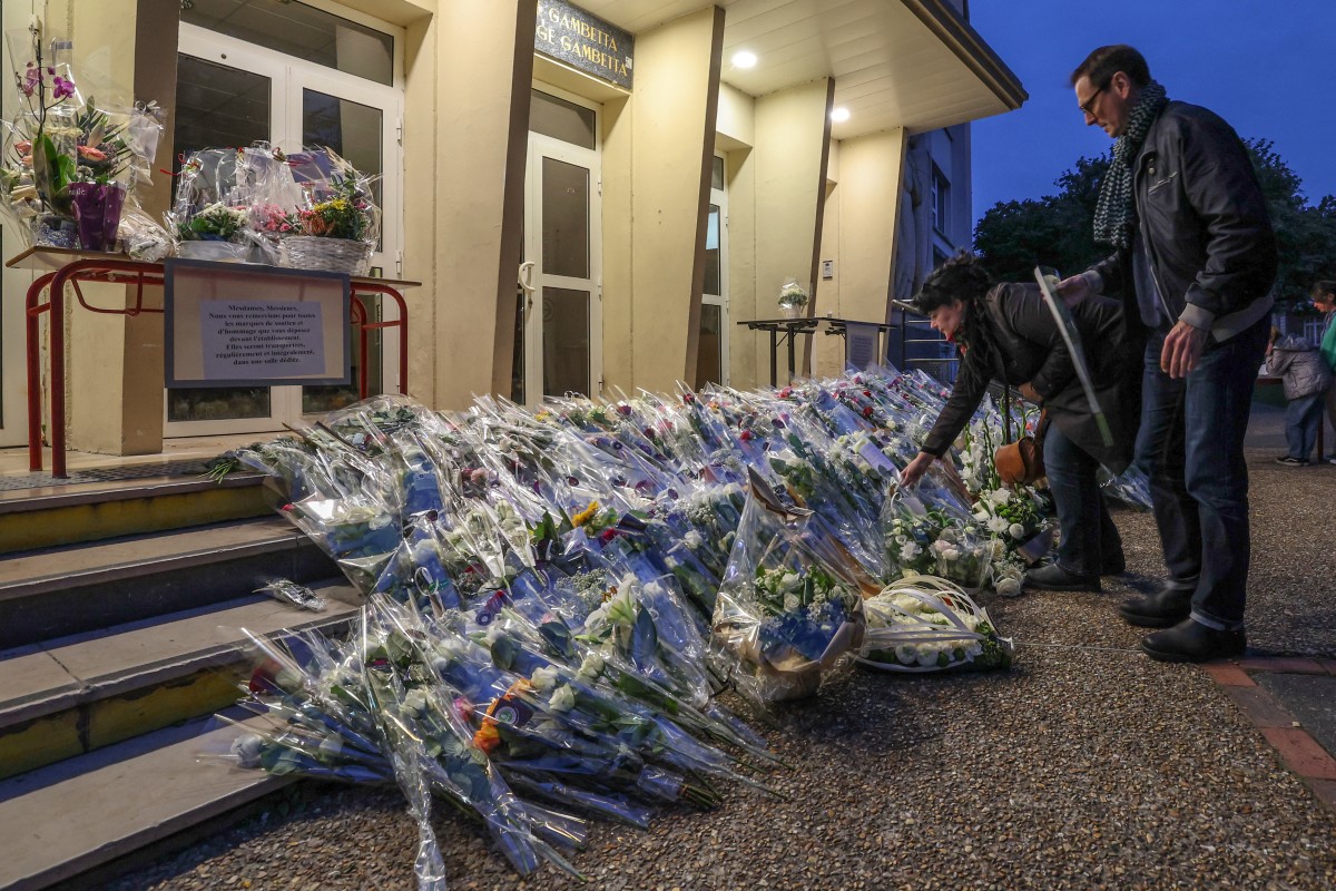 Meurtre au couteau d'un enseignant en France: l'assaillant, son frère et son cousin interrogés par un juge