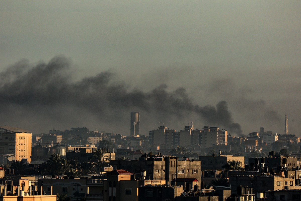 Une photo prise à Rafah montre de la fumée s'élevant au-dessus de Khan Yunis dans le sud de la bande de Gaza lors d'une frappe israélienne tôt le 10 décembre 2023, au milieu de batailles continues entre Israël et le mouvement palestinien Hamas. (Photo de Said Khatib AFP)