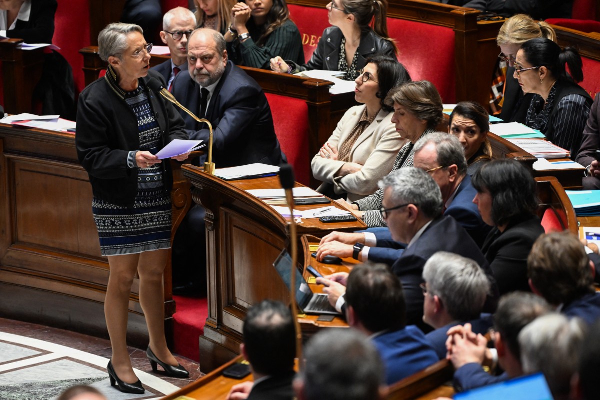 La Première ministre française Elisabeth Borne (à gauche) s'exprime lors d'une séance de questions au gouvernement à L'Assemblée nationale à Paris le 12 décembre 2023. (Photo Bertrand Guay AFP)