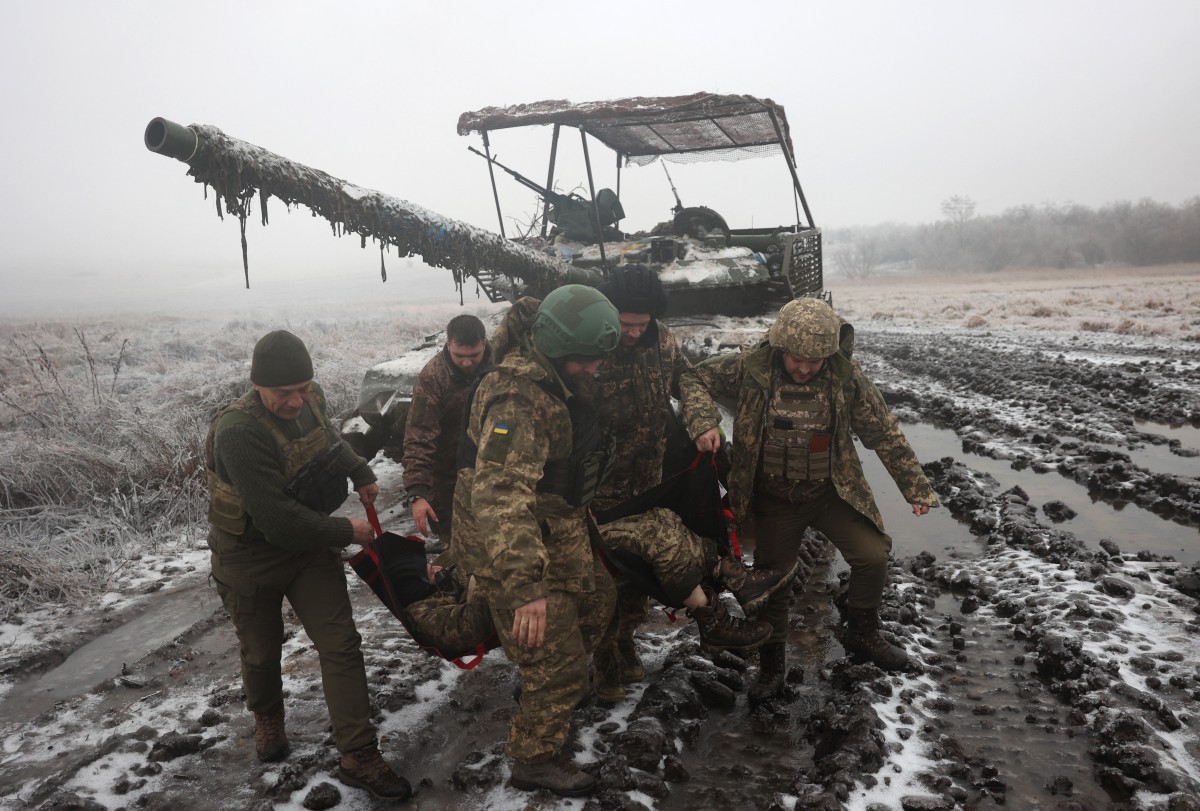 Des équipages de chars ukrainiens pratiquent l'évacuation d'un camarade lors d'un exercice non loin de la ligne de front dans la direction de Bakhmut, dans la région de Donetsk, le 15 décembre 2023, dans le contexte de l'invasion russe de l'Ukraine. (Photo Anatolii Stepanov AFP)