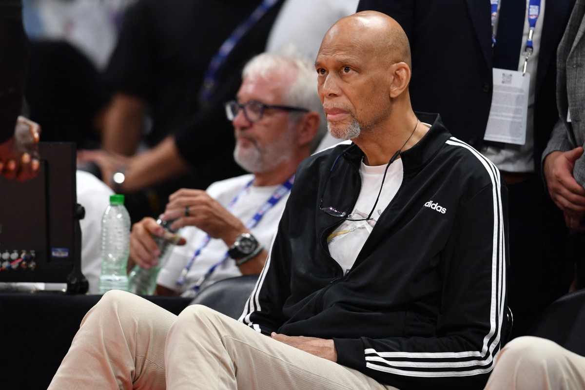 La légende de la NBA Kareem Abdul-Jabbar assiste au match de présaison de la NBA entre les Dallas Mavericks et les Minnesota Timberwolves à l'Etihad Arena à Abu Dhabi le 7 octobre 2023. (Photo par Ryan Lim AFP)