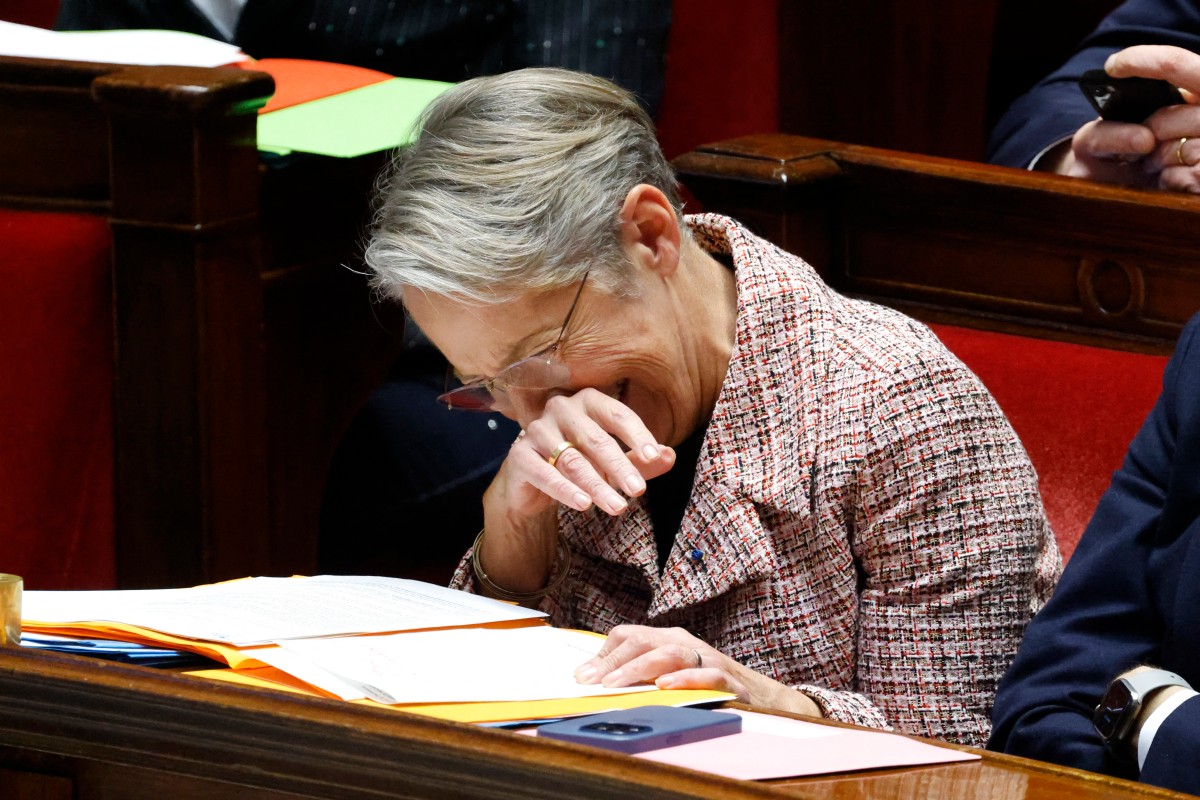 Le Premier ministre français Elisabeth Borne rit lors d'une séance de questions au gouvernement à l'Assemblée nationale française à Paris, le 20 décembre 2023. (Photo Ludovic Marin AFP)