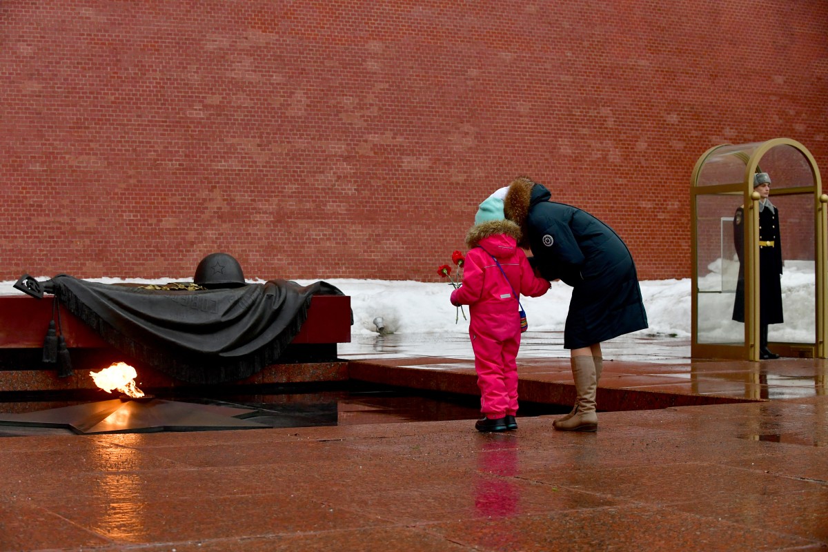 Des proches de soldats russes participant à l'opération militaire spéciale en Ukraine déposent des fleurs sur la tombe du Soldat inconnu à Moscou, le 23 décembre 2023. (Photo par Olga Maltseva AFP)