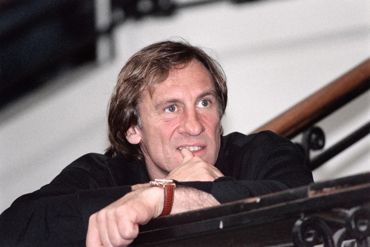 Des féministes dénoncent le soutien de Macron à Depardieu