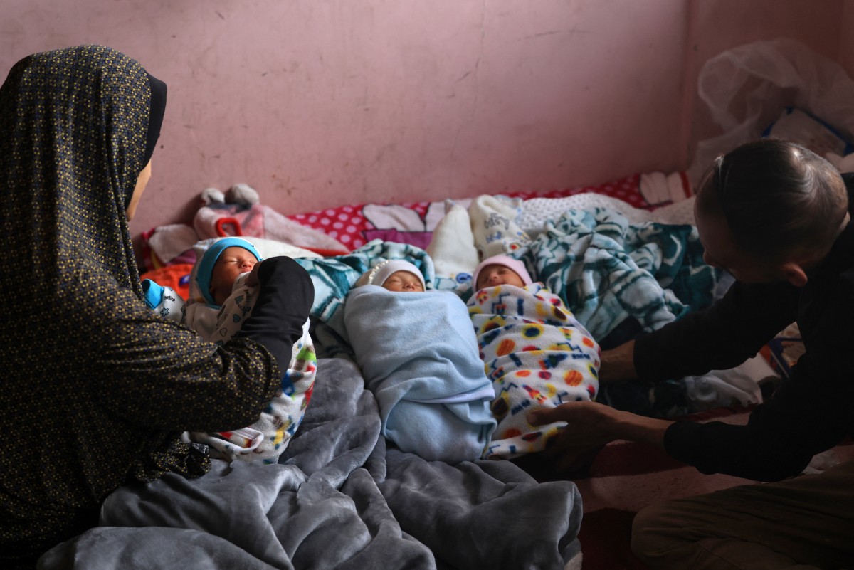Une Palestinienne déplacée par la guerre à Gaza accouche de quadruplés
