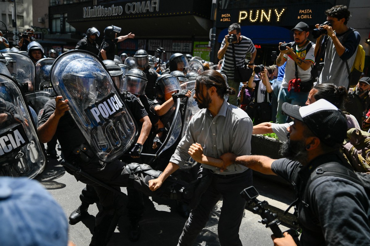 Argentine: Recours et manifestation contre le «méga-décret» dérégulateur Milei