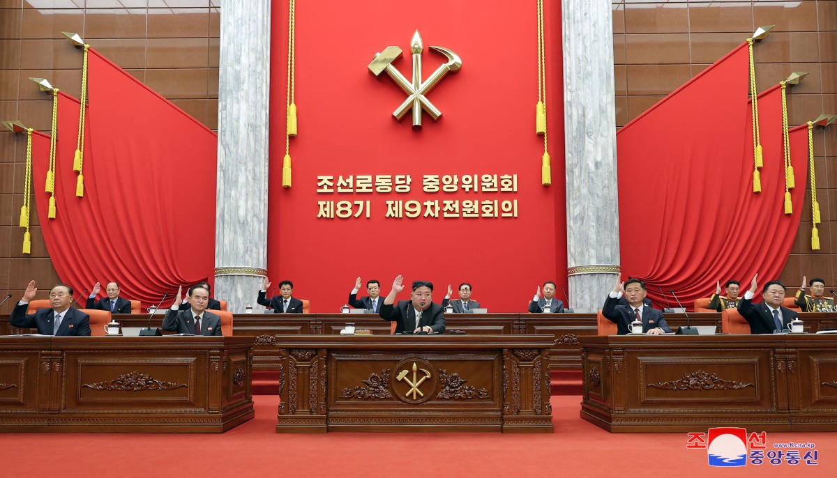 Cette photo non datée publiée par l'Agence centrale de presse coréenne (KCNA) via KNS le 31 décembre 2023 montre le dirigeant nord-coréen Kim Jong Un (au centre) participant à la 9e session plénière du 8e Comité central du Parti du travail de Corée (WPK) au siège du Comité central du Parti à Pyongyang. (Photo par KCNA VIA KNS AFP)