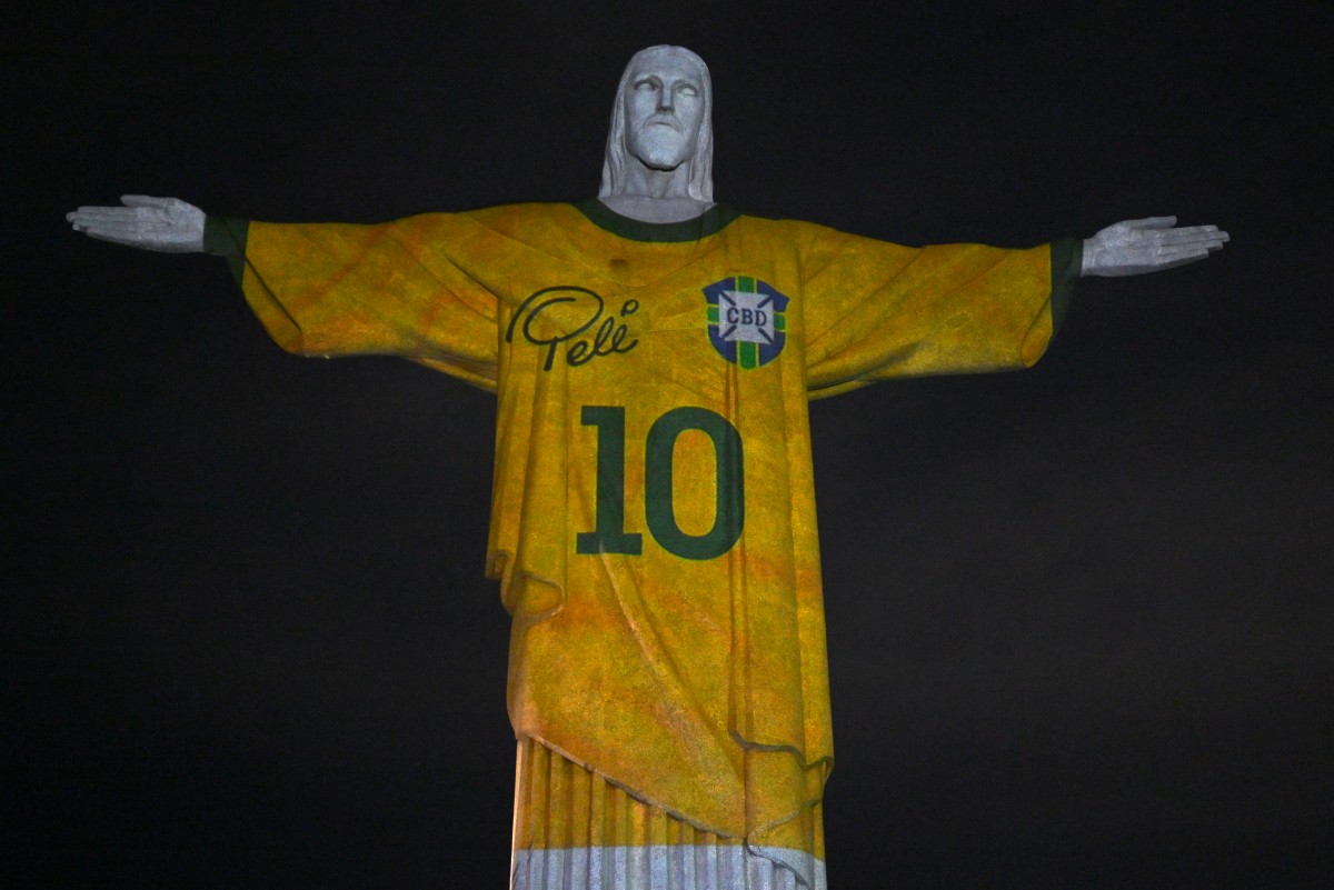 Une image projetée sur la statue du Christ Rédempteur rend hommage à la légende du football brésilien Pelé à l'occasion du premier anniversaire de sa mort, sur le mont Corcovado à Rio de Janeiro, au Brésil, le 29 décembre 2023. (Photo Mauro Pimentel AFP)