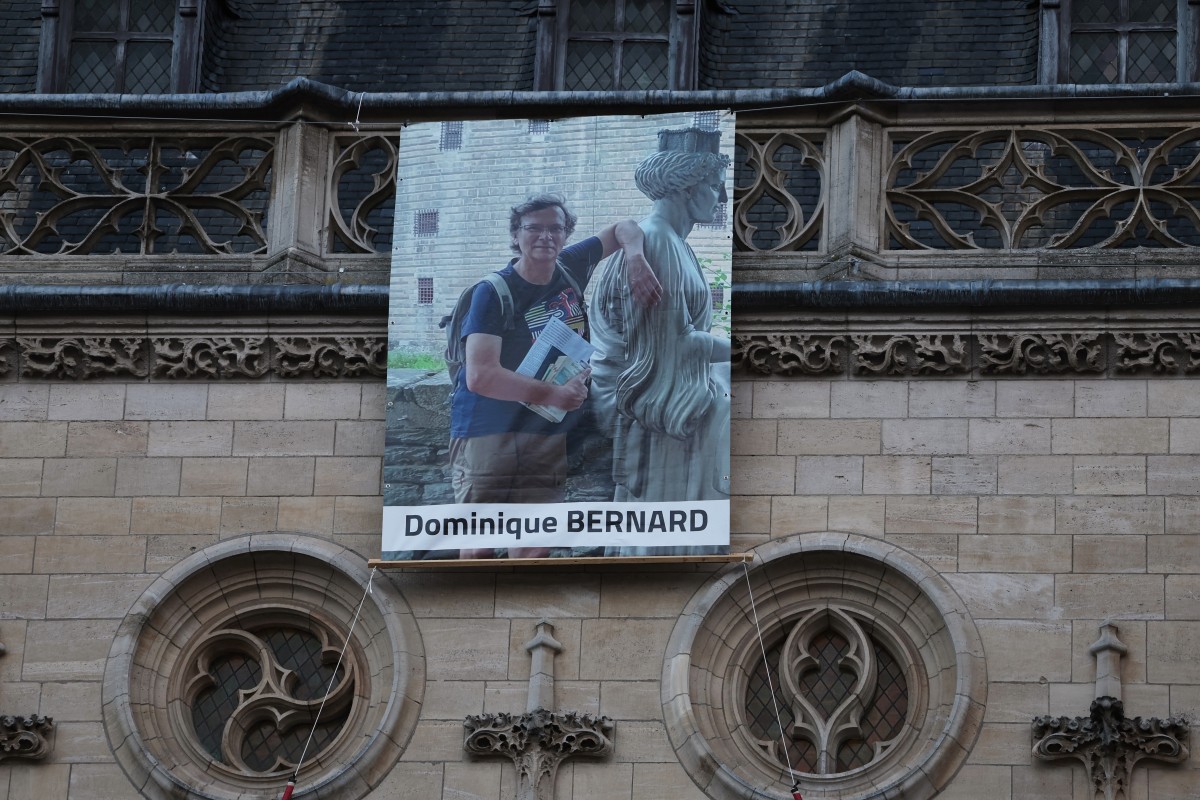 Cette photographie prise le 19 octobre 2023 montre le portrait de l'enseignant français Dominique Bernard, 57 ans, poignardé à mort lors d'une attaque dans une école d'Arras, affiché sur le mur de la mairie d'Arras, dans le nord de la France. (Photo Francois Lo Presti AFP)