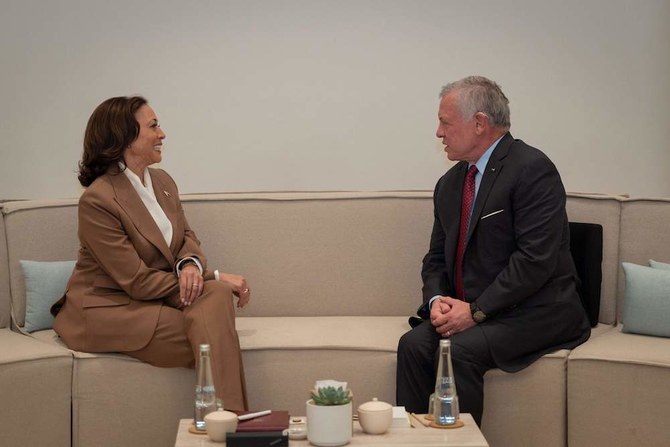 Une photo publiée par la Cour royale hachémite montre le roi Abdallah II rencontrant la vice-présidente américaine, Kamala Harris, en marge de la COP28 à Dubaï, le 2 décembre 2023. (AFP/Cour royale hachémite)