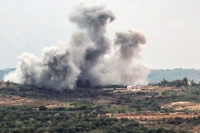 De la fumée s’élève après un bombardement israélien à la périphérie du village de Tayr Harfa, près de la frontière israélienne, dans le sud du Liban, le 9 décembre 2023. (AFP)