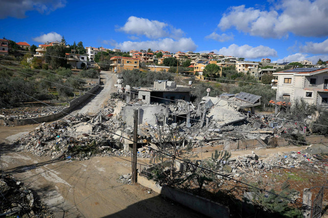 Une mosquée touchée par des raids et des bombes au phosphore sur le front du Liban-Sud