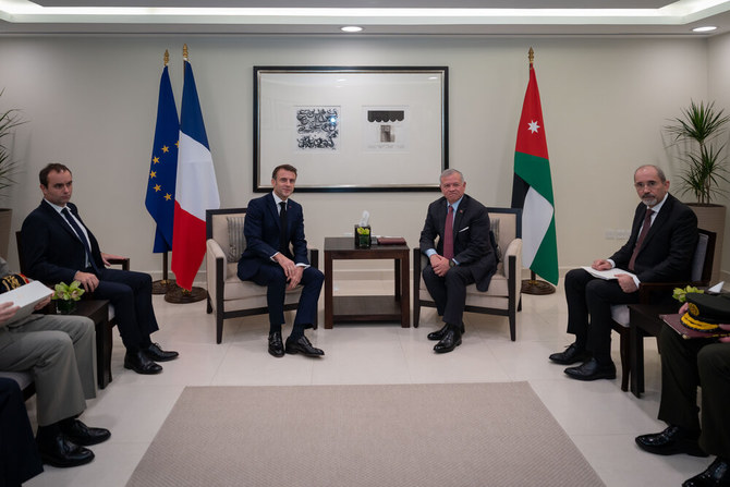 Macron évoque le Proche-Orient et l'Ukraine avant de fêter Noël avec les troupes en Jordanie