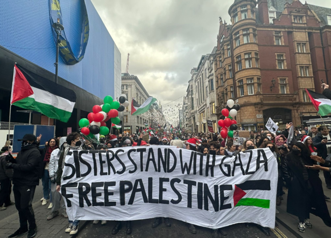 À Londres, des manifestants pro-palestiniens exhortent les consommateurs de Noël à boycotter les marques «liées à Israël»
