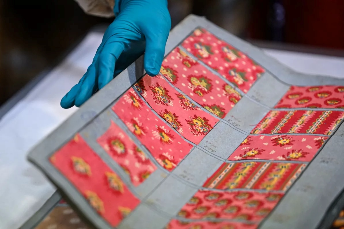 Restitution de 76 foulards Hermès volés au Musée de l'impression sur étoffes